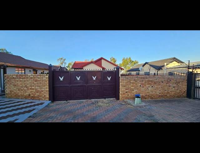 3 BEDROOM HOUSE FOR SALE IN LOTUS GARDENS